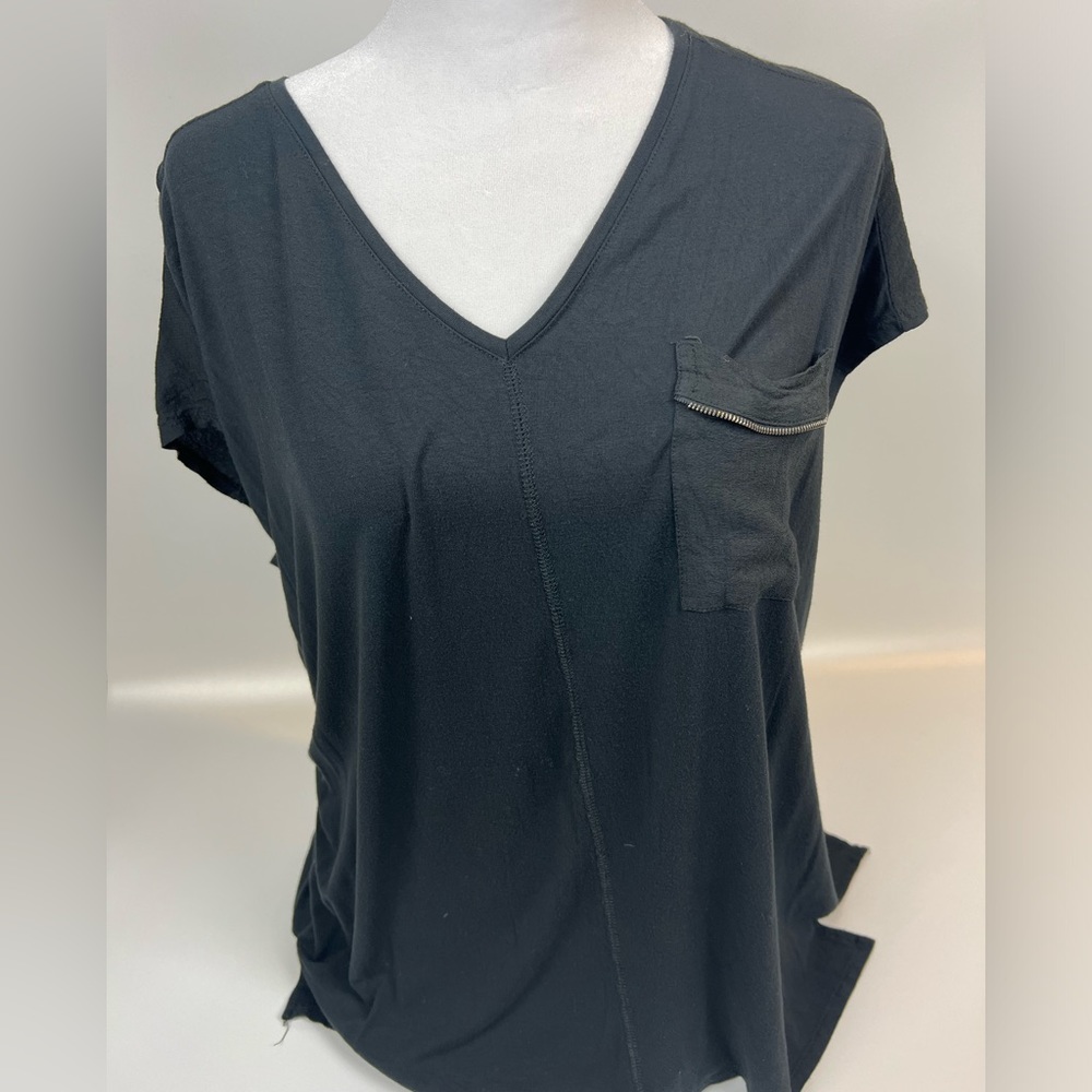 Zara women black t. Size L. Silver detail on pocket